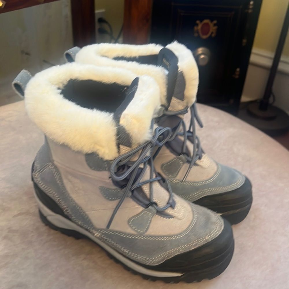 Cabela's Baby Blue Suede Thinsulate Hiking *Snow Bunny* Boot Size 7 EUC